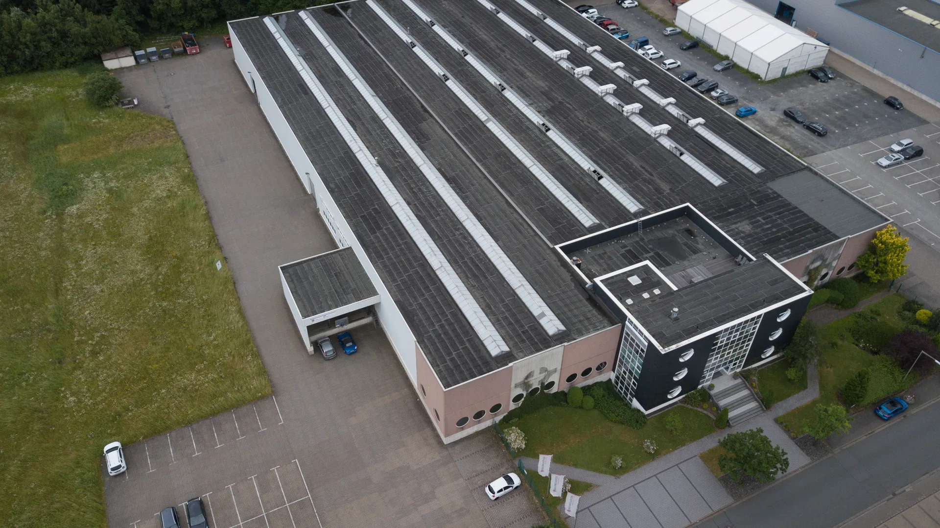 Luftaufnahme des Baumgarten-Firmengeländes in Burbach mit Siegerland-Kulisse